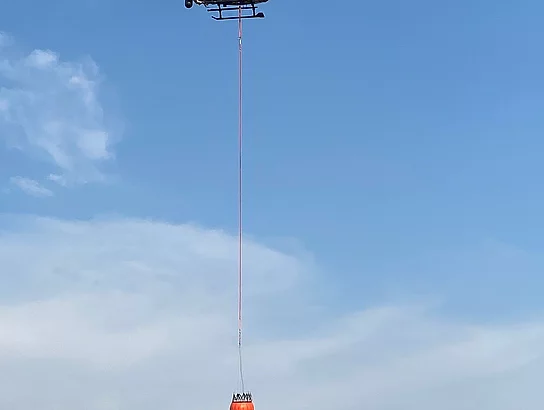 Polizeihubschrauber bei Löscharbeiten