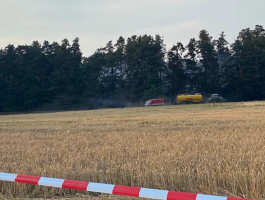 Feuerwehrfahrzeug am Einsatzort, Landwirt mit Güllefass als Unterstützung