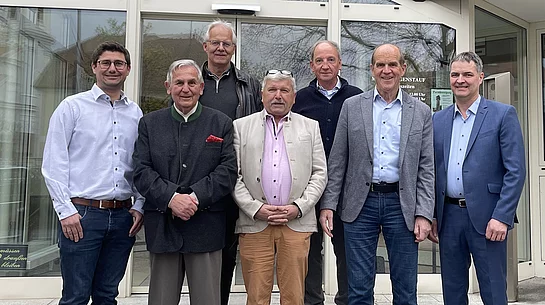 Die ausscheidenden Marktgemeinderäte mit Bürgermeister Schindler bei einem letzten gemeinsamen Foto vor dem Rathaus.