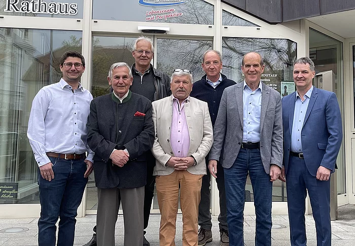 Die ausscheidenden Marktgemeinderäte mit Bürgermeister Schindler bei einem letzten gemeinsamen Foto vor dem Rathaus.