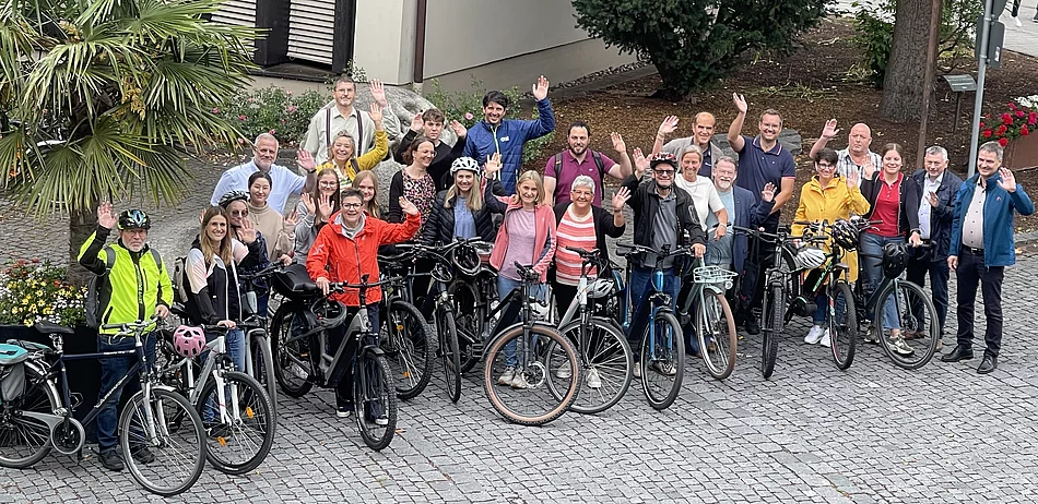 Stadtradeln - Auftakt Winkende Menschen mit Fahrrädern für die Aktion Stadtradeln