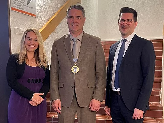 2. Bürgermeister Andreas Deml (rechts im Bild) und 3. Bürgermeisterin Susanne Nichtewitz-Bauer (links im Bild) werden in den kommenden sechs Jahren 1. Bürgermeister Josef Schindler (Mitte) bei seinen Aufgaben unterstützen und vertreten.