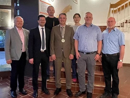 1. Bürgermeister Josef Schindler mit den Fraktionssprechern: (v. l. n. r.) Johann Dechant (SPD), Andreas Deml (CSU), Michael Aicher (FDP), Josef Schindler, Han-Nah Kuffner (Grüne), Harald Richter (FW) und Josef Angerer (ÖDP)
