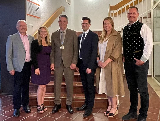 1. Bürgermeister Josef Schindler (3. v. l.) mit seinen Stellvertretern: v. l. n. r.: Johann Dechant (1. weiterer Vertreter), Susanne Nichtewitz-Bauer (3. Bürgermeisterin), Josef Schindler (1. Bürgermeister), Andreas Deml (2. Bürgermeister), Bianca Hoffmann-Baumstark (2. weitere Vertreterin) und Peter Theisinger (3. weiterer Vertreter) 