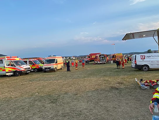 Feuerwehrfahrzeuge und Sanitätsfahrzeuge am Einsatzort