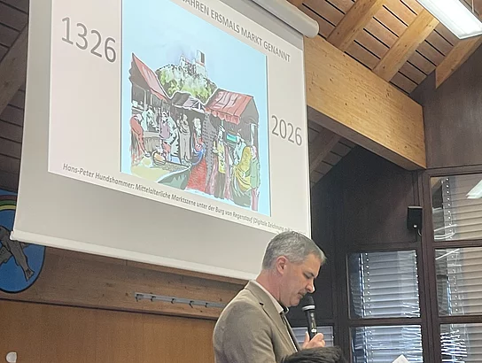 1. Bürgermeister Josef Schindler begrüßt die interessierten Besucherinnen und Besucher.