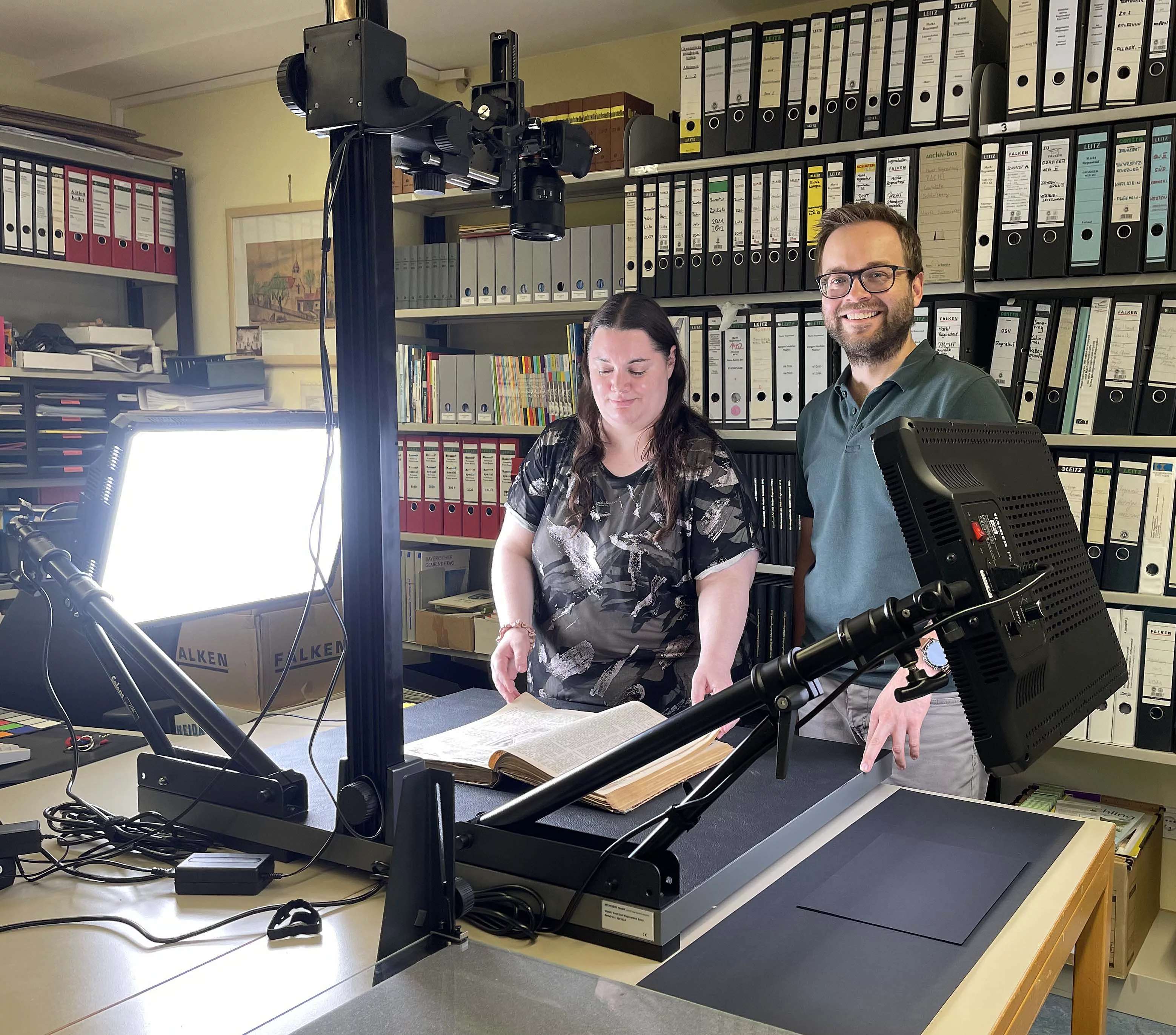 Archivarin Nadine Birk und Kämmerer Andreas Seitz mit dem neuen Archivscanner 