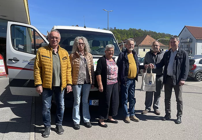 Josef Rewitzer (Bürgerbusfahrerkollege), Christiane Zaus (zuständige Amtsleiterin), Paula Wolf (Organisatorin und Ehefrau), Reinhard Wolf, Walter Rinner (Bürgerbusfahrerkollege) und 1. Bürgermeister Josef Schindler bei der offiziellen Verabschiedung. (von links nach rechts im Bild)