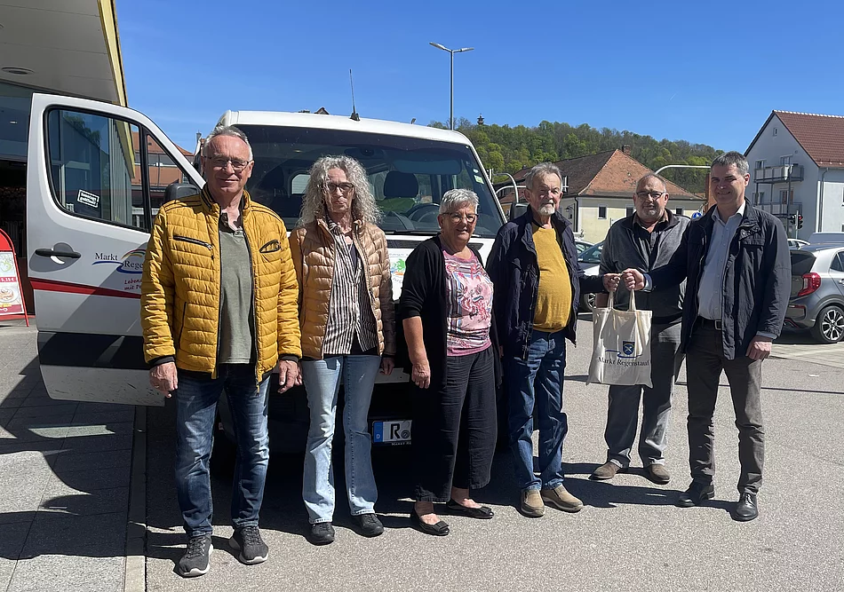 Josef Rewitzer (Bürgerbusfahrerkollege), Christiane Zaus (zuständige Amtsleiterin), Paula Wolf (Organisatorin und Ehefrau), Reinhard Wolf, Walter Rinner (Bürgerbusfahrerkollege) und 1. Bürgermeister Josef Schindler bei der offiziellen Verabschiedung. (von links nach rechts im Bild)