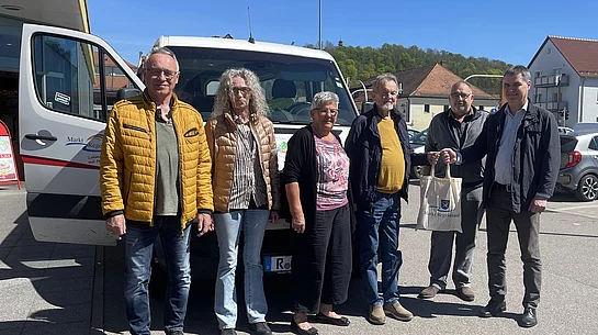 Josef Rewitzer (Bürgerbusfahrerkollege), Christiane Zaus (zuständige Amtsleiterin), Paula Wolf (Organisatorin und Ehefrau), Reinhard Wolf, Walter Rinner (Bürgerbusfahrerkollege) und 1. Bürgermeister Josef Schindler bei der offiziellen Verabschiedung. (von links nach rechts im Bild)