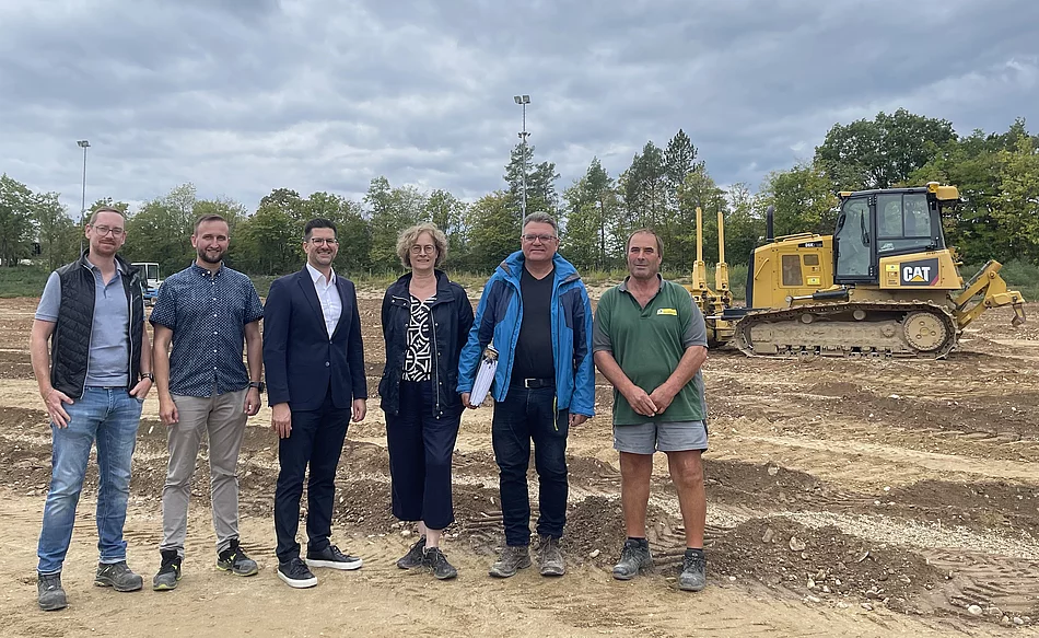 Ortstermin Stadionsanierung v. r.: Georg Sommerer (Fa. Hallertauer Landschaft GmbH & Co. KG), Günther Spörl und Brigitte Kellner (FLU Planungsteam Kellner & Spörl Partnerschaft mbB), 2. Bürgermeister Andreas Deml, Michael Leist und Martin Sauer (beide Bautechnik des Marktes Regenstauf) bei der Besichtigung der Baustelle nach Wiederaufnahme der Sanierungsarbeiten.
