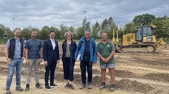 v. r.: Georg Sommerer (Fa. Hallertauer Landschaft GmbH & Co. KG), Günther Spörl und Brigitte Kellner (FLU Planungsteam Kellner & Spörl Partnerschaft mbB), 2. Bürgermeister Andreas Deml, Michael Leist und Martin Sauer (beide Bautechnik des Marktes Regenstauf) bei der Besichtigung der Baustelle nach Wiederaufnahme der Sanierungsarbeiten.