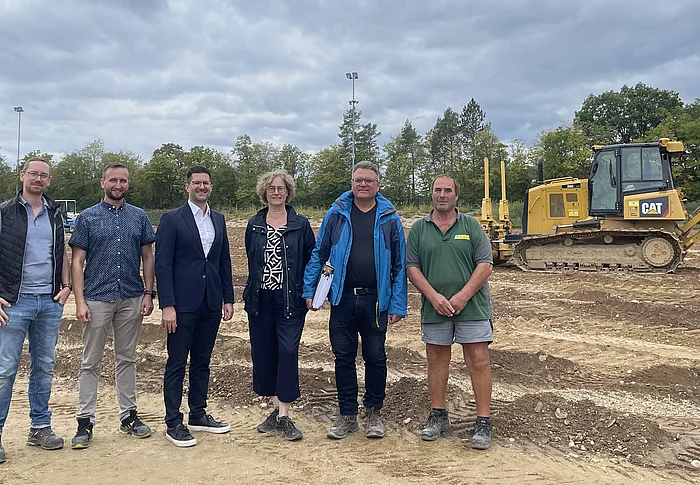 v. r.: Georg Sommerer (Fa. Hallertauer Landschaft GmbH & Co. KG), Günther Spörl und Brigitte Kellner (FLU Planungsteam Kellner & Spörl Partnerschaft mbB), 2. Bürgermeister Andreas Deml, Michael Leist und Martin Sauer (beide Bautechnik des Marktes Regenstauf) bei der Besichtigung der Baustelle nach Wiederaufnahme der Sanierungsarbeiten.