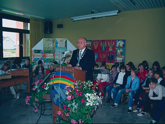 Johann Zelzner bei der Eröffnung der Grundschule Johann Zelzner bei der Eröffnung der Grundschule