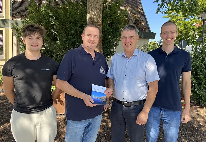 Michael Koller, Ordnungsamt, Thomas Mederer, 1. Kommandant FF Regenstauf, Josef Schindler, 1. Bürgermeister und Jonas Schmid, 2. Kommandant FF Regenstauf (v. l.) präsentieren das Katastrophenschutzkonzept des Marktes Regenstauf.