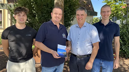 Michael Koller, Ordnungsamt, Thomas Mederer, 1. Kommandant FF Regenstauf, Josef Schindler, 1. Bürgermeister und Jonas Schmid, 2. Kommandant FF Regenstauf (v. l.) präsentieren das Katastrophenschutzkonzept des Marktes Regenstauf.