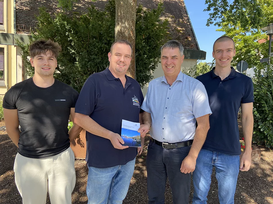 Vorstellung des Katastrophenschutzkonzeptes Michael Koller, Ordnungsamt, Thomas Mederer, 1. Kommandant FF Regenstauf, Josef Schindler, 1. Bürgermeister und Jonas Schmid, 2. Kommandant FF Regenstauf (v. l.) präsentieren das Katastrophenschutzkonzept des Marktes Regenstauf.